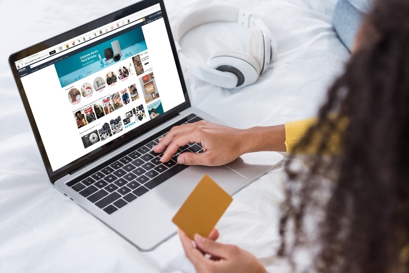 cropped-image-of-woman-holding-credit-card-and-usi-2023-11-27-04-54-31-utc-1 website with ecommerce marketing services - woman using credit card to make purchase